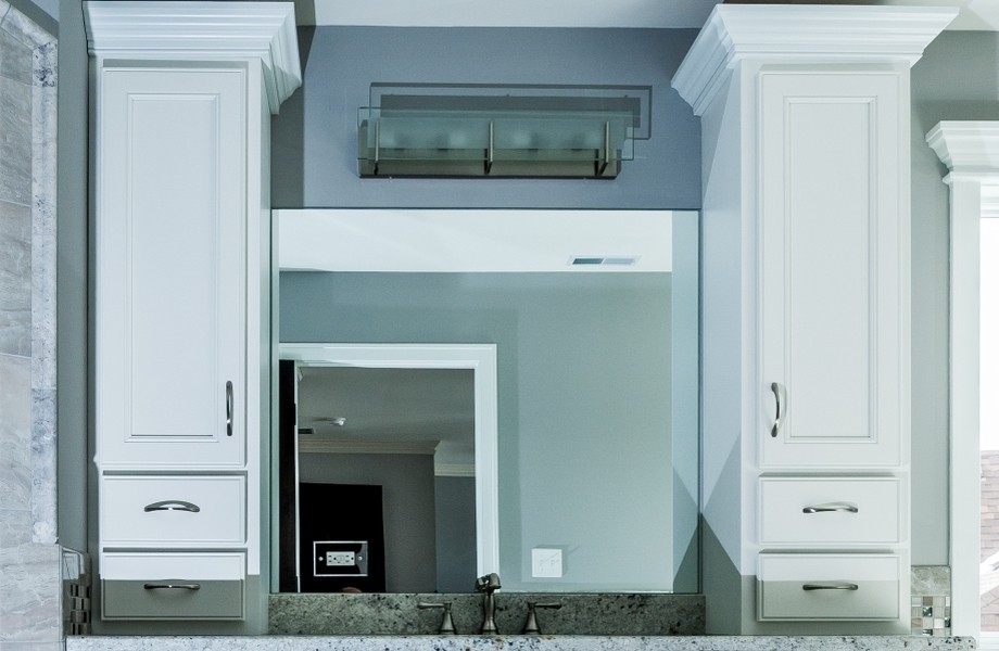 029_bathroom upper cabinets