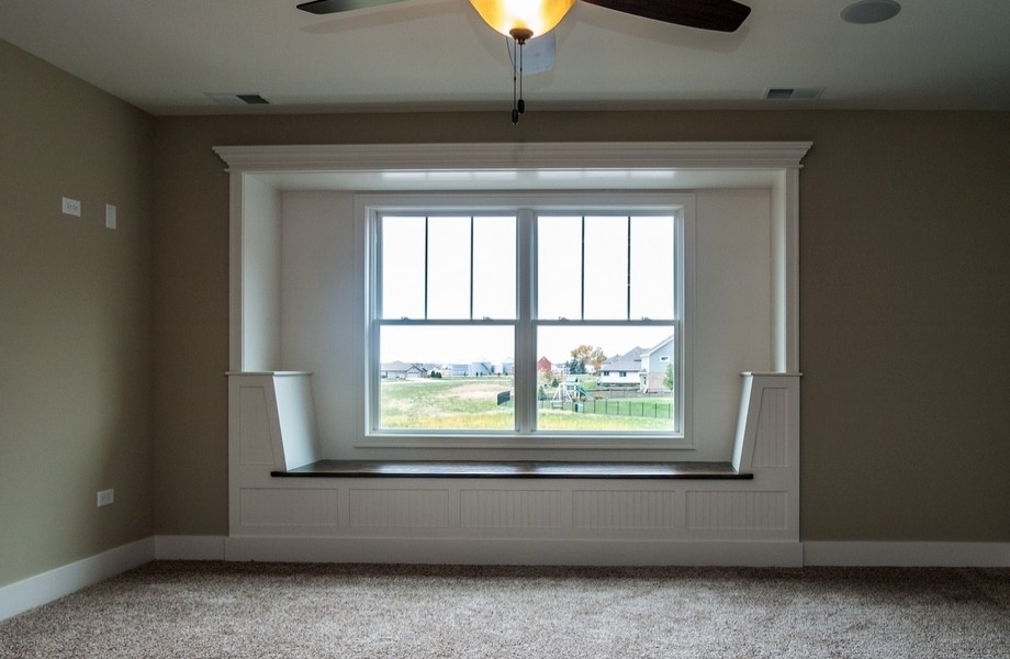 032_window seat